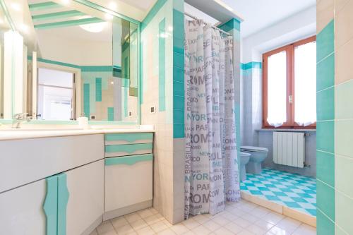 een badkamer met een douchegordijn en een toilet bij Casa il tramonto in Capoliveri