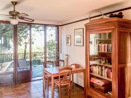 une salle à manger avec une table et des chaises et un balcon dans l'établissement Apartment La Cigale by Interhome, à Six-Fours-les-Plages