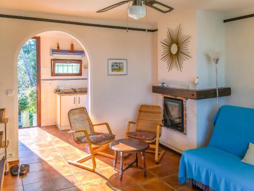 un salon avec un canapé et une cheminée dans l'établissement Apartment La Cigale by Interhome, à Six-Fours-les-Plages