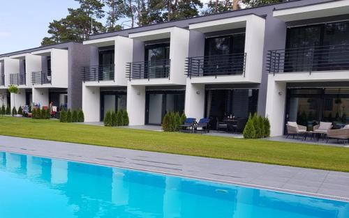Bazén v ubytovaní Aprum Apartments 12C alebo v jeho blízkosti