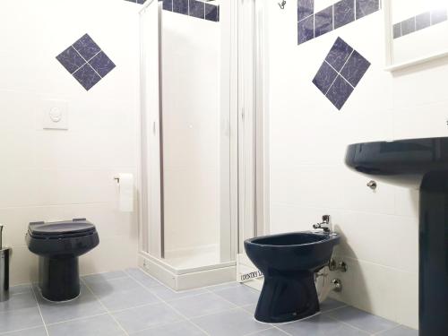 baño con aseo negro y lavamanos en B&B L'Approdo, en Santa Maria del Cedro