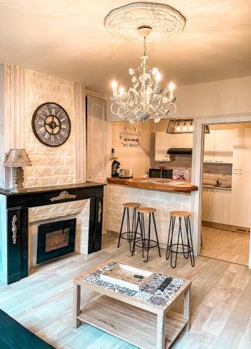 d'un salon avec une cheminée et un lustre. dans l'établissement Les gites de Marie, à Boulogne-sur-Mer