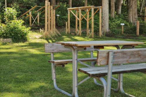 Jardín al aire libre en Hotell Munkeröd