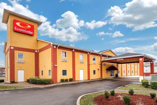 a hotel with a sign on the side of a building at Econo Lodge Louisville Airport in Louisville
