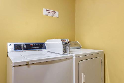 a washing machine sitting on top of a refrigerator at Econo Lodge Louisville Airport in Louisville