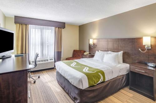 Säng eller sängar i ett rum på Quality Inn Radford-West Blacksburg I-81