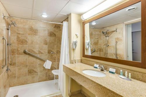 Ett badrum på Quality Inn Radford-West Blacksburg I-81