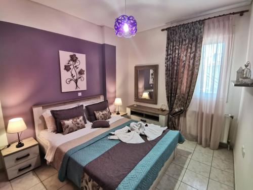 une chambre avec un lit avec des serviettes dessus dans l'établissement Evris House 1, à Kavala