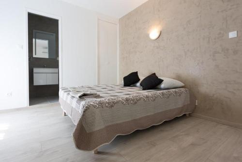 een slaapkamer met een groot bed in een kamer bij Hotel Alizéa in Avignon