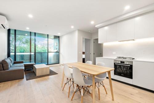 Gallery image of 3 bed rooms apartment super convenient location in Box Hill