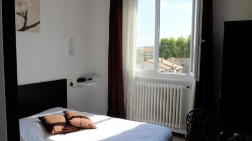 Voodi või voodid majutusasutuse Hôtel Saint George toas