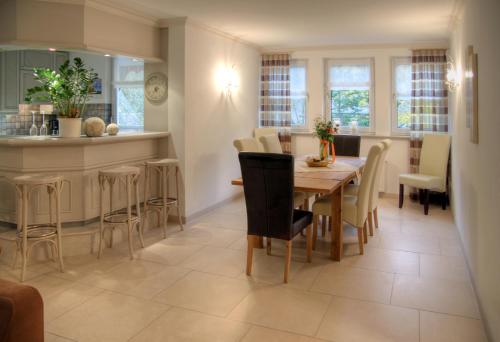 een keuken en eetkamer met een tafel en stoelen bij Aparthotel Jägerhaus in Willingen