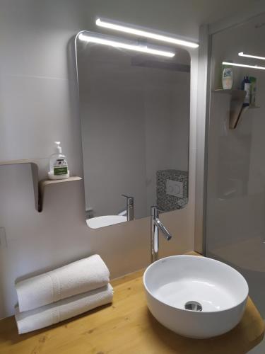 une salle de bain avec un lavabo blanc et un miroir dans l'établissement AGTBAB, à Biarritz