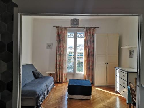 une chambre avec un lit, une commode et une fenêtre dans l'établissement Apartment Palais de Coppet, à Nice