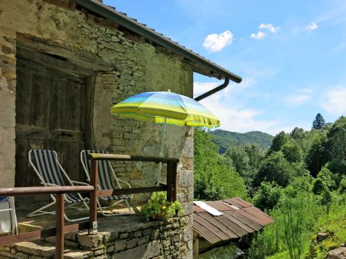 a patio with two chairs and an umbrella at Holiday Home Casa Polava by Interhome in Cepletischis