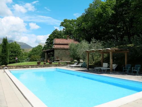 uma piscina em frente a uma casa em Holiday Home Belvedere - BLU101 by Interhome em Bagni di Lucca