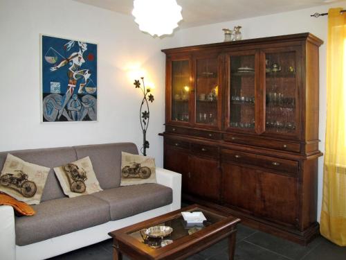マリーナ・ディ・マッサにあるHoliday Home Pucci by Interhomeのリビングルーム(ソファ、大きな木製キャビネット付)