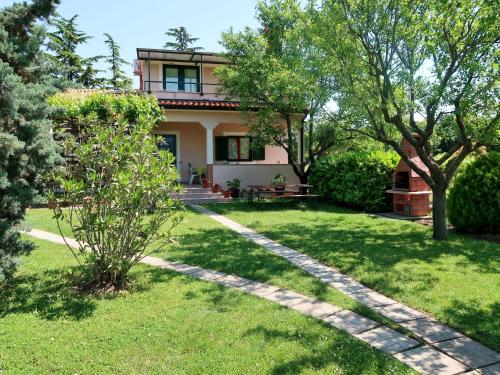 una casa con un jardín delante de ella en Holiday Home Andrea by Interhome, en Labin