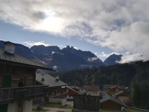 a view of a village with mountains in the background at App. Frassino in Sappada