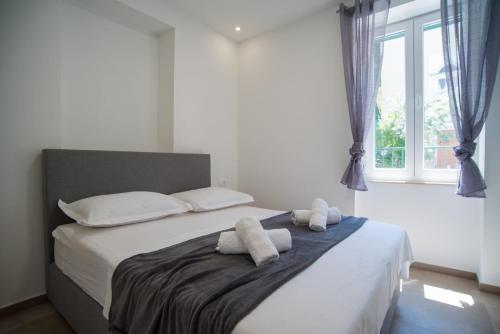 una camera da letto con un letto e due asciugamani di Ita&Toni apartment a Spalato (Split)