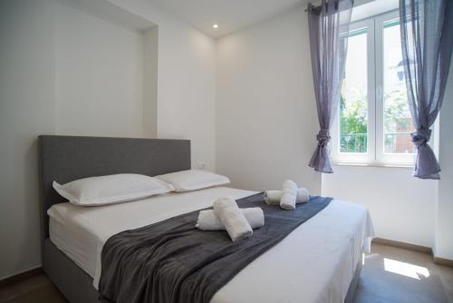 um quarto com uma cama com duas toalhas em Ita&Toni apartment em Split