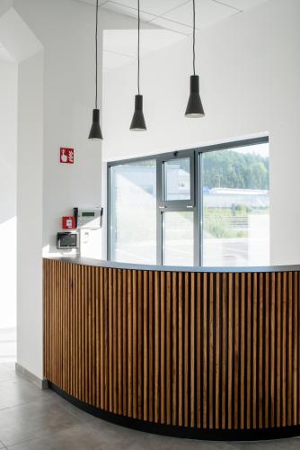 - un comptoir en bois dans une chambre avec fenêtre dans l'établissement Roko Garni Hotel, à Brezovica