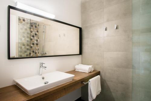 Koupelna v ubytování Roko Garni Hotel