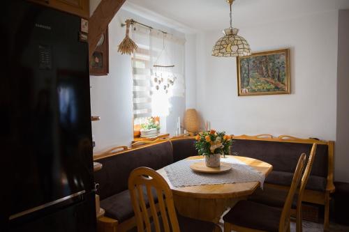 a dining room with a table with flowers on it at Śmietanówka Agroturystyka in Krzczonów