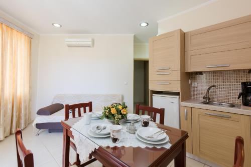 a kitchen and dining room with a table and chairs at Vasso Apartments 3 in Kissamos