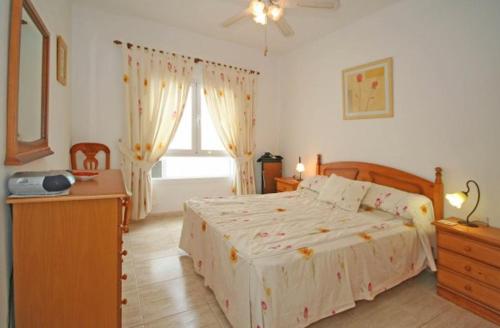 科斯塔特吉塞的住宿－Villa Rosa，一间卧室设有一张大床和一个窗户。