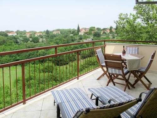 d'un balcon avec une table et des chaises et une vue. dans l'établissement Apartment Urdih - KRK316 by Interhome, à Malinska