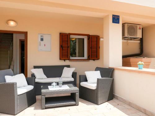 Ruang duduk di Holiday Home Francic by Interhome