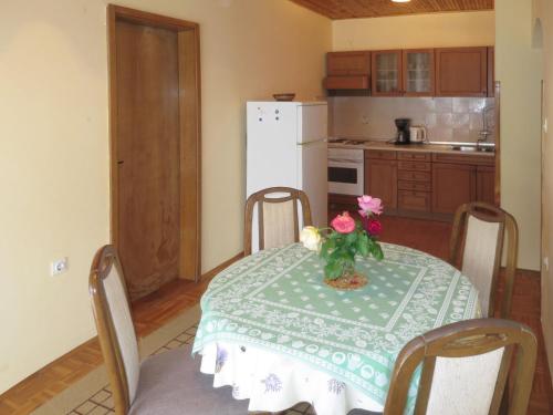 Kuchyňa alebo kuchynka v ubytovaní Apartment Katić-2 by Interhome