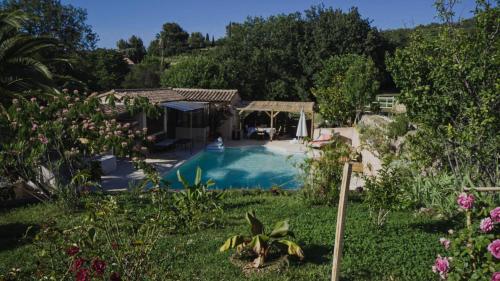 una casa con piscina in giardino di une petite maison entre vignes et mer a La Cadière-d'Azur