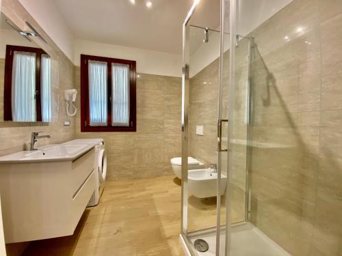 Bilik mandi di Suite House new apartments wi fi Venice island