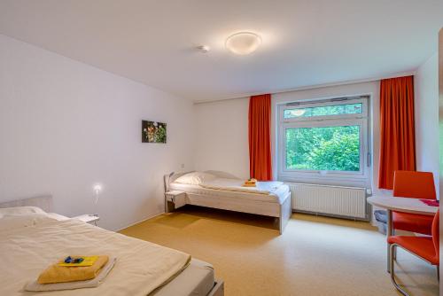 una camera con due letti e una finestra di Denkhaus Loccum a Rehburg-Loccum
