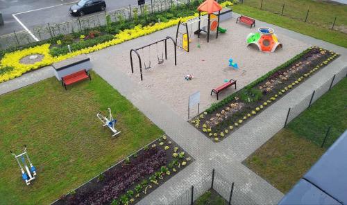 uma vista aérea de um parque com um parque infantil em Apartament , Bałtycka 11 em Kolobrzeg