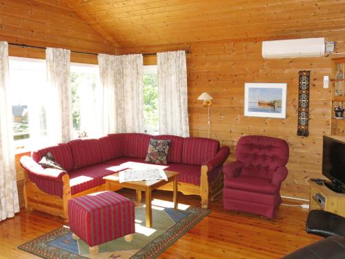 ein Wohnzimmer mit einem Sofa und 2 Stühlen in der Unterkunft Holiday Home Oasen - FJS143 by Interhome in Sørbø
