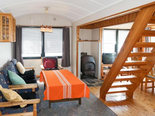 ein Wohnzimmer mit einer Treppe und einer Couch in der Unterkunft Holiday Home Jokobu - FJH087 by Interhome in Skånevik