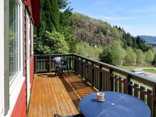 einen blauen Tisch auf einem Balkon mit Bergblick in der Unterkunft Holiday Home Oasen - FJS143 by Interhome in Sørbø