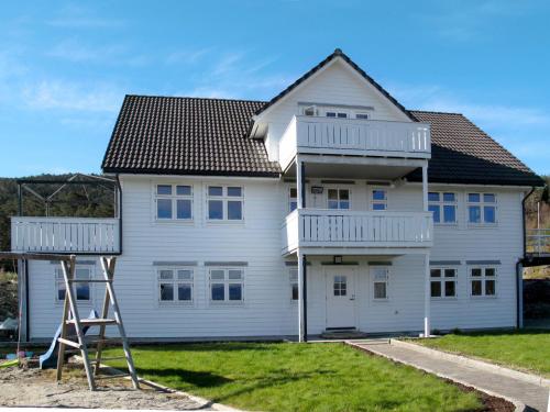 une maison avec une échelle devant elle dans l'établissement Apartment Galanten - FJH609 by Interhome, à Lunde