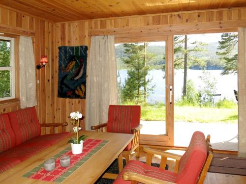 Mjåvatn的住宿－Chalet Saglia - SOO020 by Interhome，客厅配有桌子和沙发