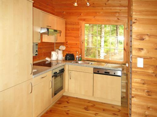 uma cozinha com um lavatório e uma janela num chalé de madeira em Holiday Home Franz - FJS111 by Interhome em Balestrand