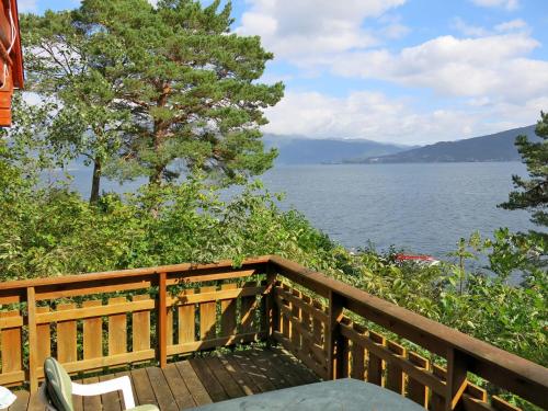 una terrazza in legno con vista sull'acqua di Holiday Home August - FJS112 by Interhome a Balestrand