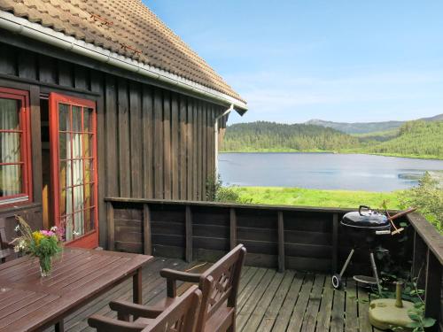 terraza con parrilla y vistas al lago en Chalet Moebu - SOO040 by Interhome, en Mjåvatn