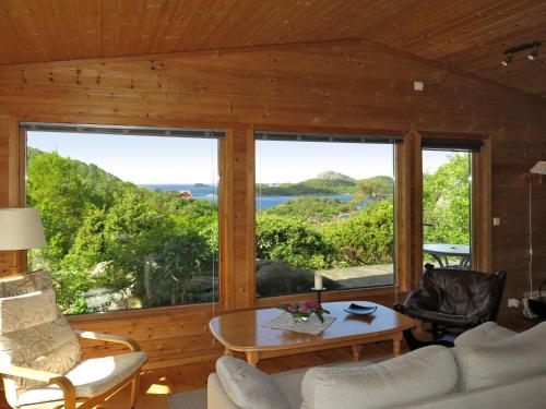 uma sala de estar com vista para o oceano em Holiday Home Klippen - SOW615 by Interhome em Farsund