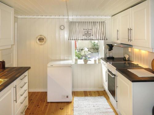 Kjøkken eller kjøkkenkrok på Holiday Home Geirbu - SOW403 by Interhome