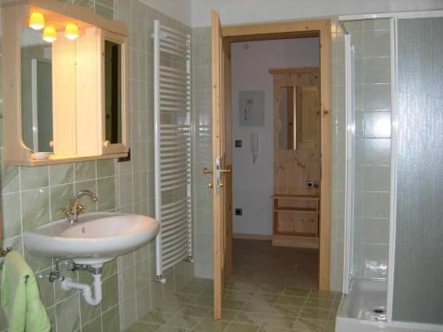W łazience znajduje się umywalka i przeszklony prysznic. w obiekcie Obkirchhof w mieście Unsere Liebe Frau im Walde