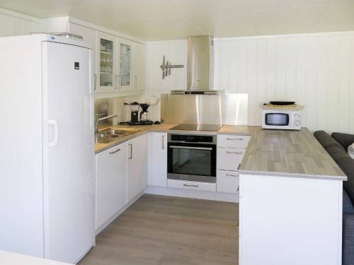 Kuchyň nebo kuchyňský kout v ubytování Holiday Home Espeøya - SOW045 by Interhome