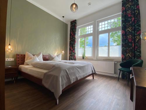 オルデンブルクにあるQuartier 1903のベッドルーム1室(ベッド1台、大きな窓付)